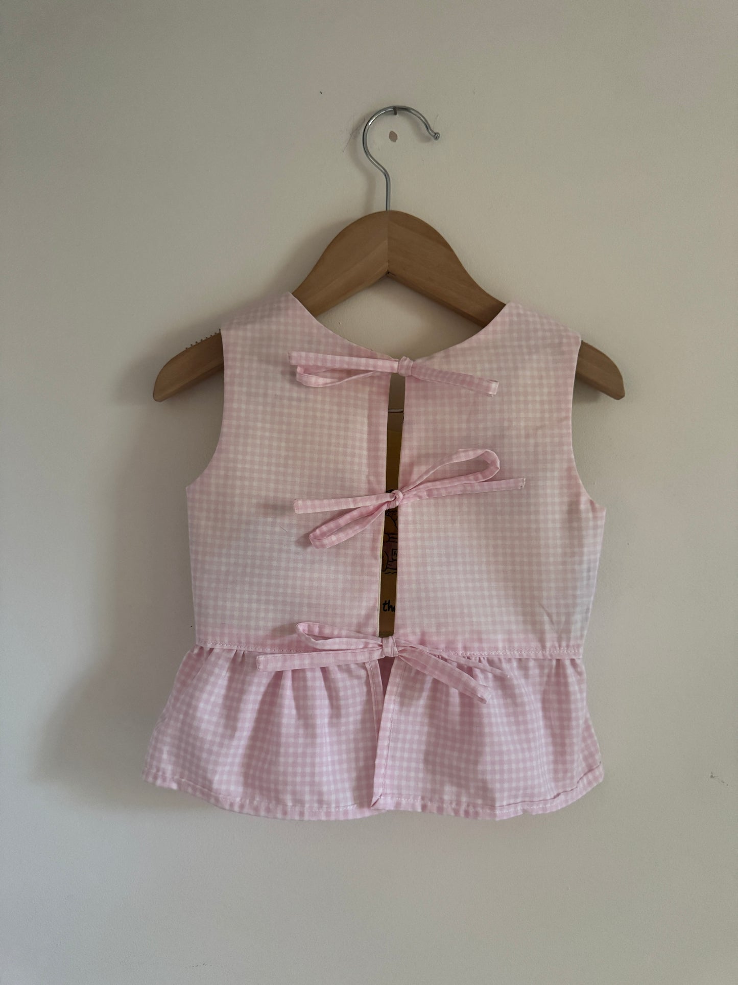 Reversible Winnie the Pooh/tulip appliqué bow top 18-24 months