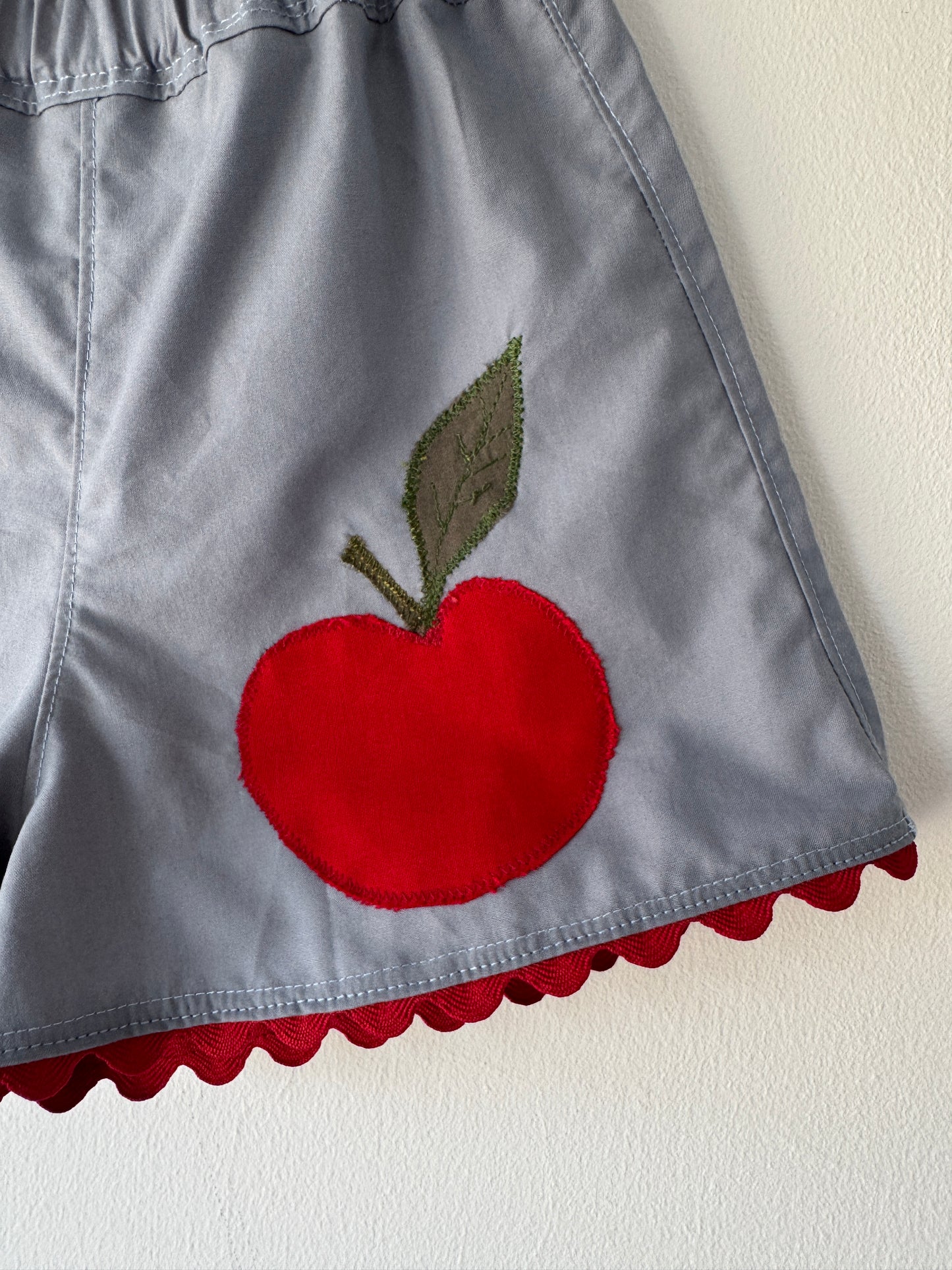 Appliqué Apple & ric rac shorts 2-3 years