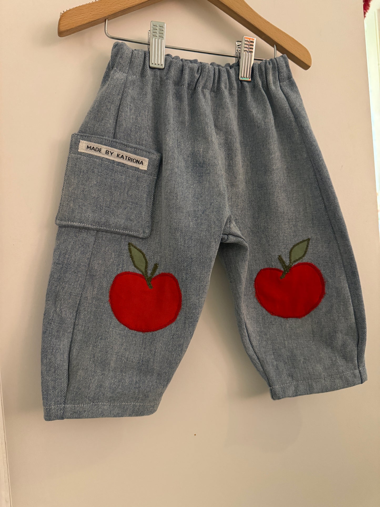 GYMBOREE 40 - Light blue denim Apple jeans (12-18 months)