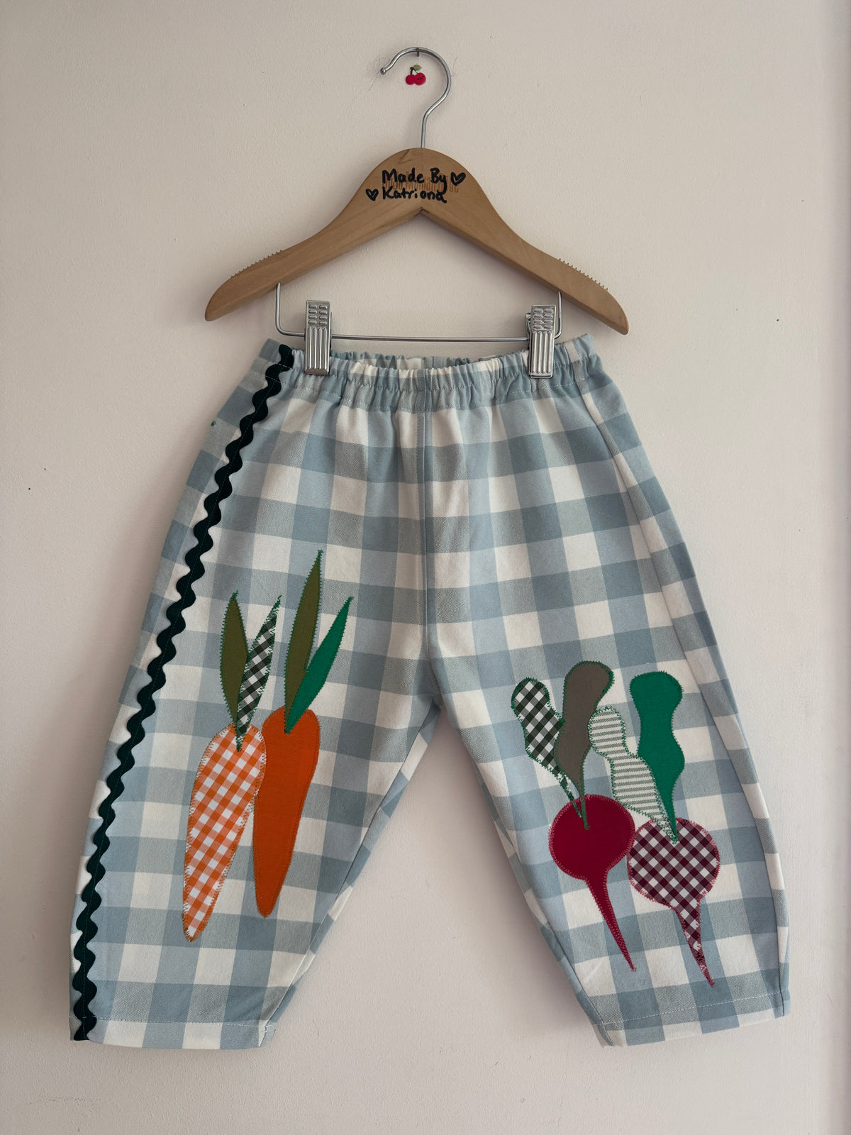 Blue gingham veggie appliqué pants 3-4 years