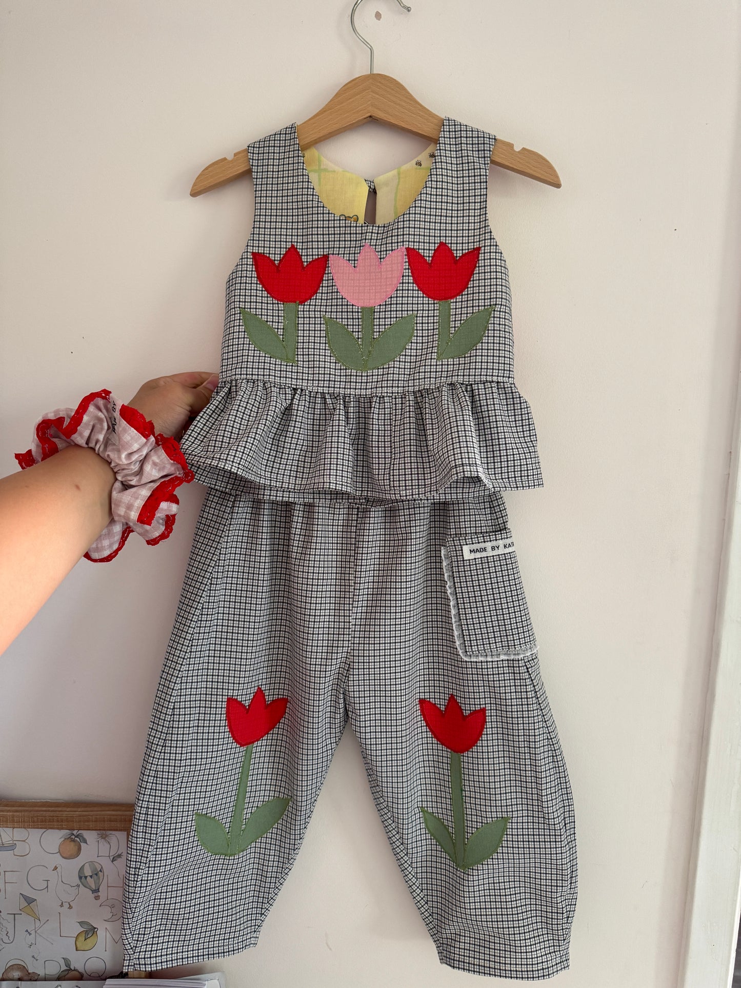 Reversible Winnie the Pooh/tulip appliqué, barrel leg pant set 3-4 years