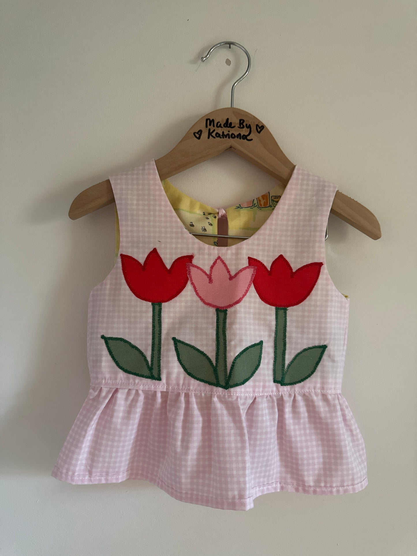Reversible Winnie the Pooh/tulip appliqué bow top 18-24 months