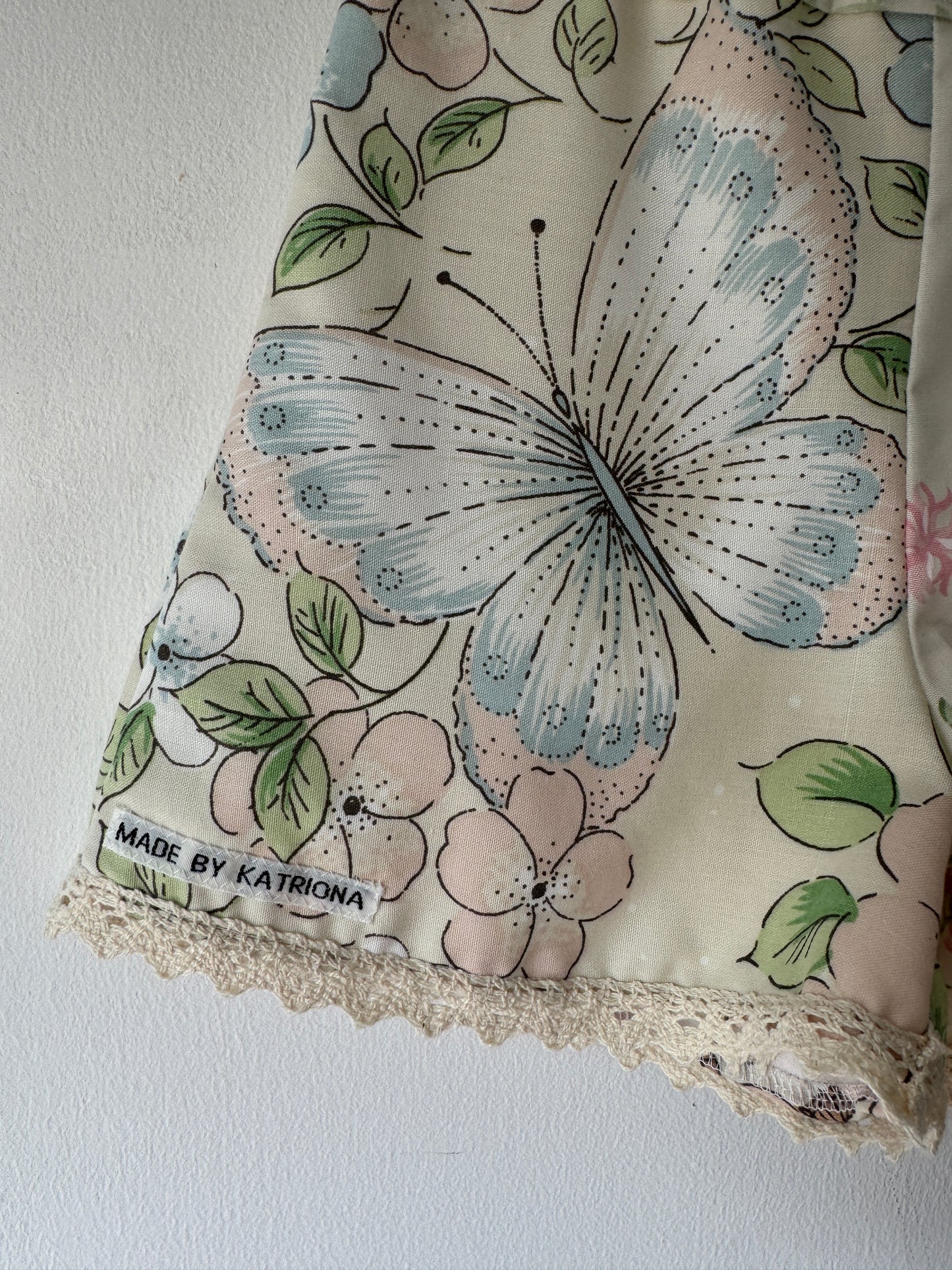 Butterfly floral shorts 3-4 years