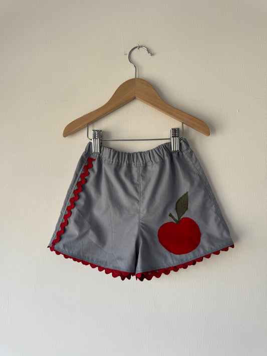 Appliqué Apple & ric rac shorts 2-3 years